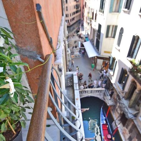 Ai Bareteri Luxury Canal View البندقية المظهر الخارجي الصورة