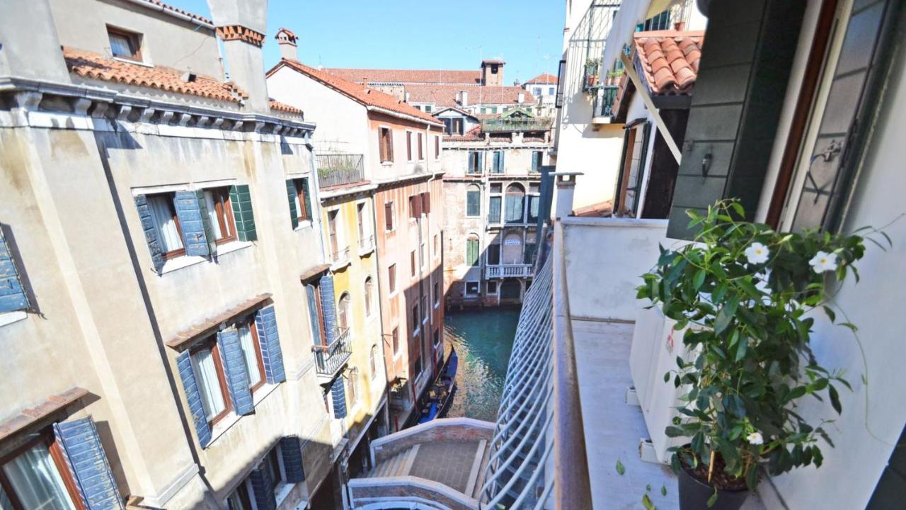 Ai Bareteri Luxury Canal View البندقية المظهر الخارجي الصورة
