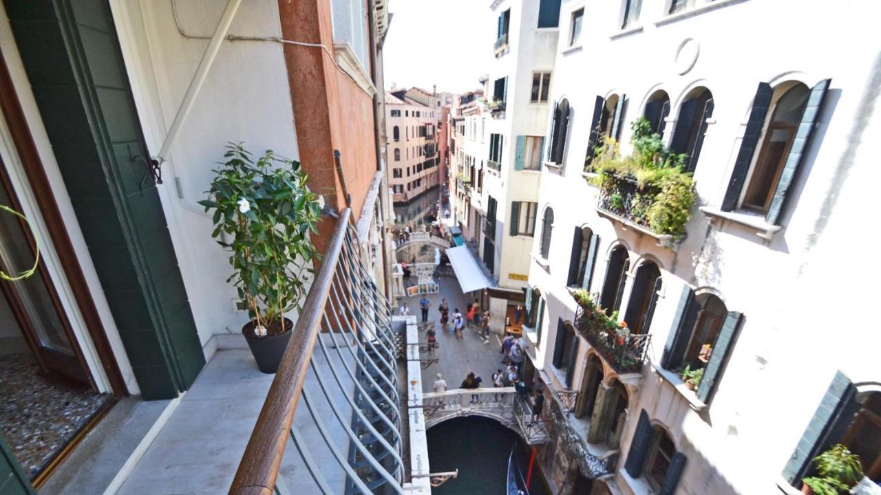 Ai Bareteri Luxury Canal View البندقية المظهر الخارجي الصورة