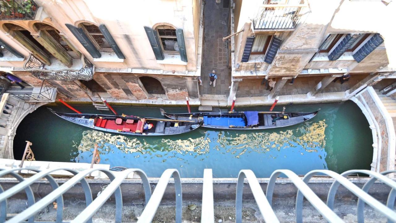 Ai Bareteri Luxury Canal View البندقية المظهر الخارجي الصورة